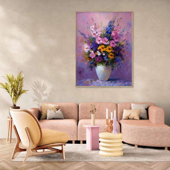 Tableau de fleurs colorées sur fond rose dans salon pastel moderne, décoration florale apaisante