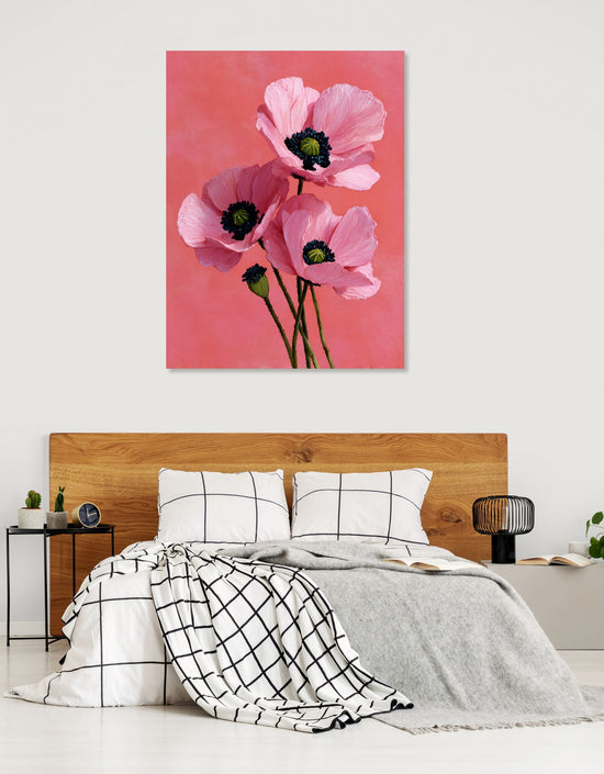 Tableau de fleurs roses sur fond corail, style floral moderne dans une chambre contemporaine