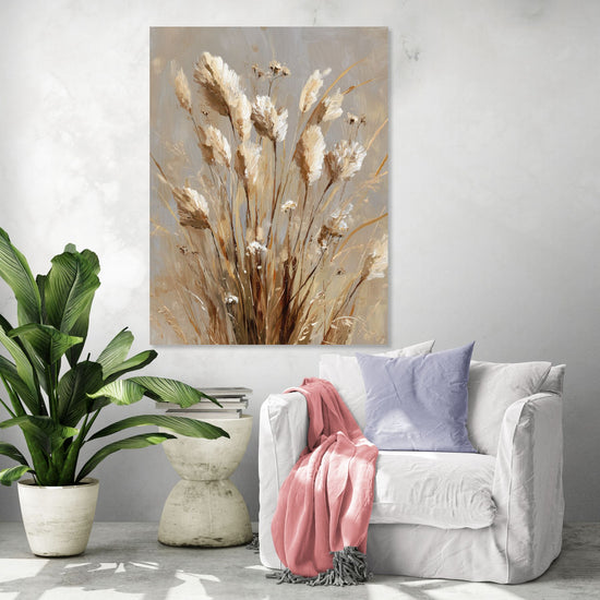 Tableau de fleurs séchées beige sur mur texturé, accent naturel pour salon cosy moderne