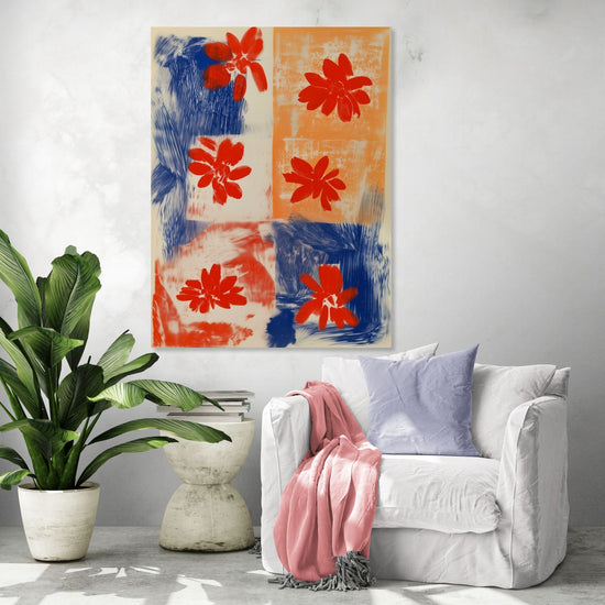 Tableau floral abstrait rouge et bleu sur fond beige, ambiance contemporaine et lumineuse dans un salon moderne