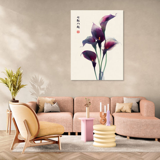 Tableau floral avec arums violets sur fond beige, style zen dans salon moderne et épuré