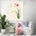 Tableau floral style asiatique avec orchidée rose dans salon moderne et minimaliste