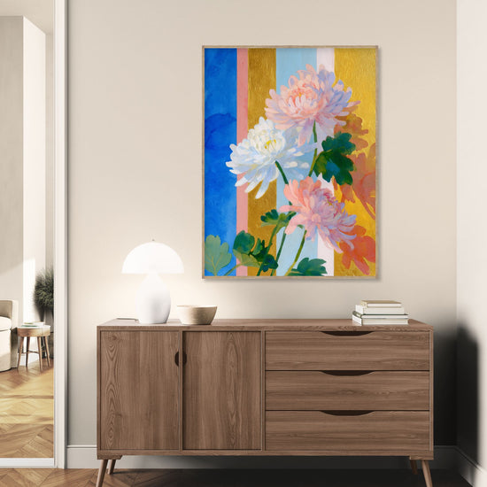 Tableau floral aux chrysantèmes roses et blancs sur fond coloré, ambiance paisible et élégante dans salon moderne