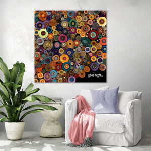 Tableau floral coloré sur fond noir, ambiance chaleureuse dans un salon moderne