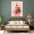 Tableau floral vibrant dans des mains sur fond rose pour une chambre bohème chic