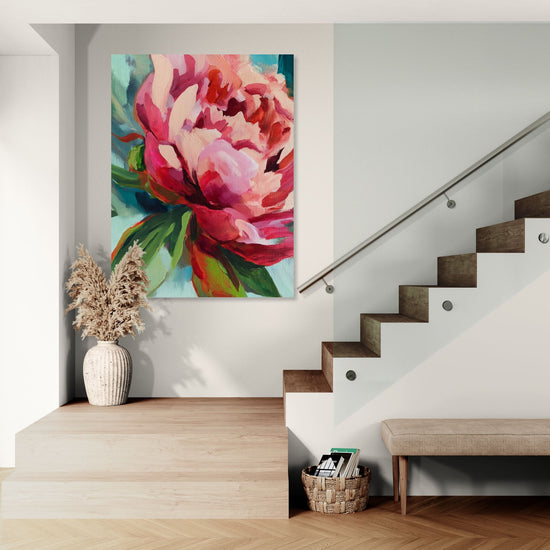 Tableau floral vibrant d'une pivoine rose pour un hall d'entrée moderne et épuré