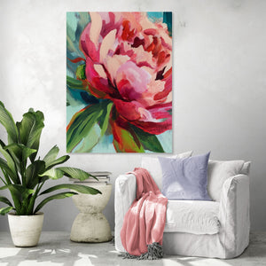 Tableau floral vibrant avec pivoines roses dans un salon lumineux au style moderne et épuré