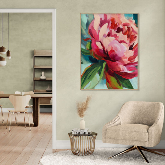 Tableau floral coloré avec pivoines dans salon moderne et cosy