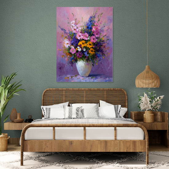 Tableau floral vibrant avec vase sur fond rose dans une chambre rustique chic
