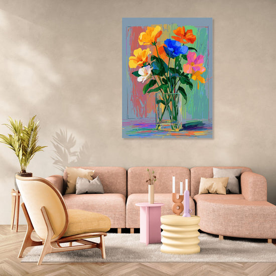 Tableau floral coloré dans un salon moderne pastel, ambiance chic et artistique
