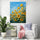 Tableau floral aux tournesols lumineux sur fond bleu, style impressionniste, dans un salon lumineux et moderne