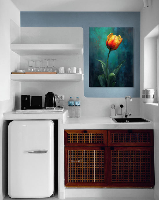 Tableau floral éclatant avec tulipe orangée, style contemporain dans cuisine moderne et épurée