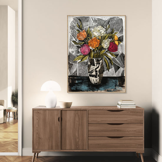Tableau floral contrasté avec vase noir et motifs abstraits, ambiance élégante et contemporaine en salon
