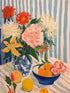 Tableau floral coloré avec vase en porcelaine bleue et fruits, ambiance printanière lumineuse
