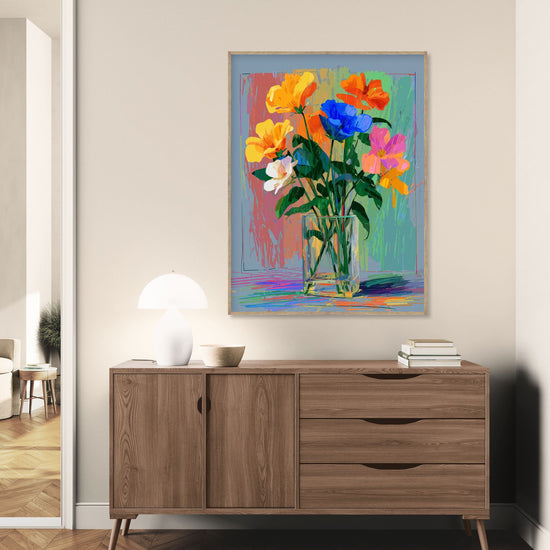 Tableau floral coloré pour une ambiance vivante et moderne dans un salon minimaliste