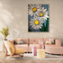Tableau de marguerites en style pop art avec des couleurs vives dans un salon au design moderne et chaleureux