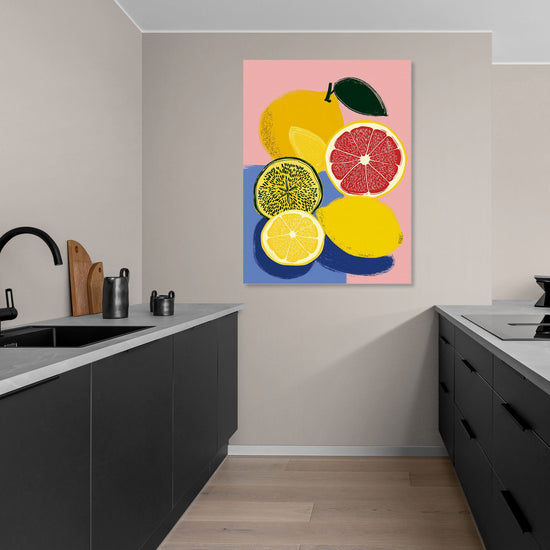 Tableau mural fruité aux couleurs vives d'agrumes sur fond rose, idéal pour cuisine moderne et lumineuse