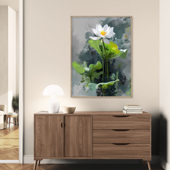 Tableau de nénuphar blanc au style aquarelle, sur fonds verts, apportant une touche zen dans un salon moderne