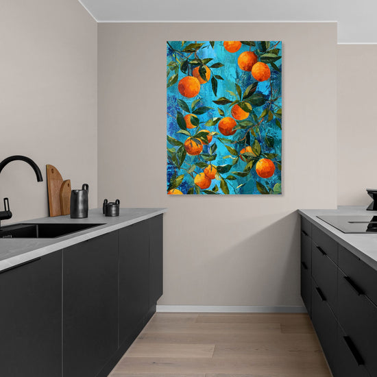 Tableau d'art mural vibrants oranges et feuillage sur fond bleu dans cuisine moderne