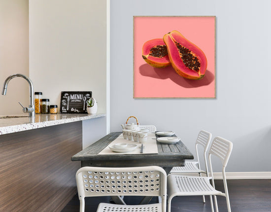 Tableau pop art avec papaye rose sur fond rose dans une cuisine moderne