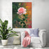 Tableau décoratif avec rose rose sur fond coloré dans un salon moderne et épuré