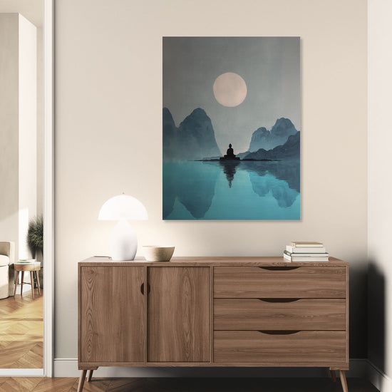 Tableau zen avec silhouette méditative face à la lune réfléchie, style apaisant pour un intérieur moderne