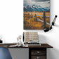 petit tableau décoratifs avec un paysage de montagne est accroché au dessus d'un bureau