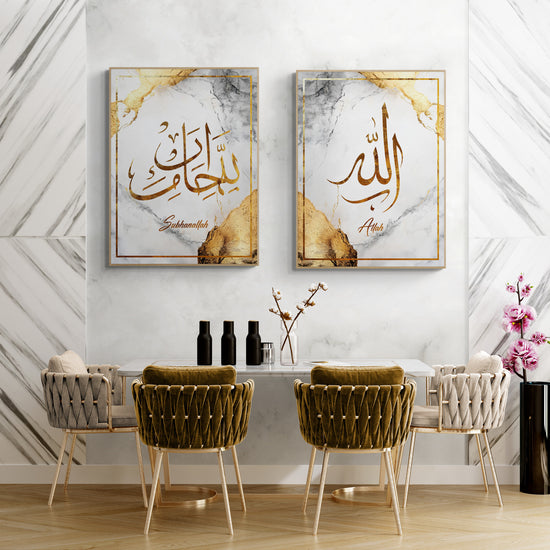 Deux tableaux islamiques accrochés au mur d’une salle à manger moderne, l’un avec le mot Subhanallah et l’autre avec Allah, tous deux sur fond marbré et doré. La décoration intérieure combine des chaises en velours doré, une table blanche, et un mur design, créant une ambiance chic et raffinée.