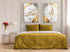 Ensemble de deux tableaux islamiques au-dessus d’un lit dans une chambre élégante, avec les inscriptions "Subhanallah" et "Allah" en calligraphie dorée sur fond marbré. L’ensemble s’harmonise avec une housse de couette moutarde et une décoration intérieure chaleureuse et apaisante.
