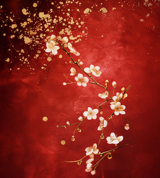 Une tapisserie murale aux tons rouges vifs, ornée de délicates fleurs de cerisier blanches avec des touches dorées