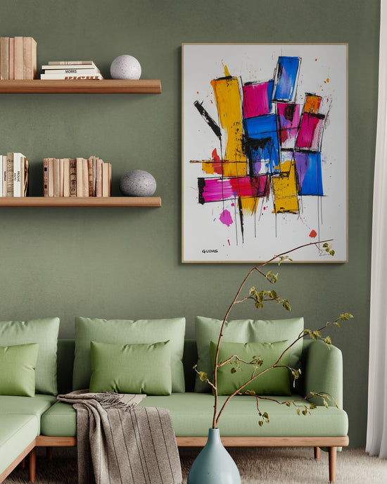 Le tableau abstrait aux couleurs vives jaune, bleu et rose contraste avec le mur vert doux, créant une ambiance moderne et artistique dans la pièce.