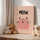 Tableau enfant finition toile canvas rose avec illustration d’un chat mignon et inscription “Meow”, décoration murale douce pour chambre de fille ou bébé. Affiche style scandinave aux couleurs pastel, ambiance tendre et ludique idéale pour coin nuit ou espace jeux.