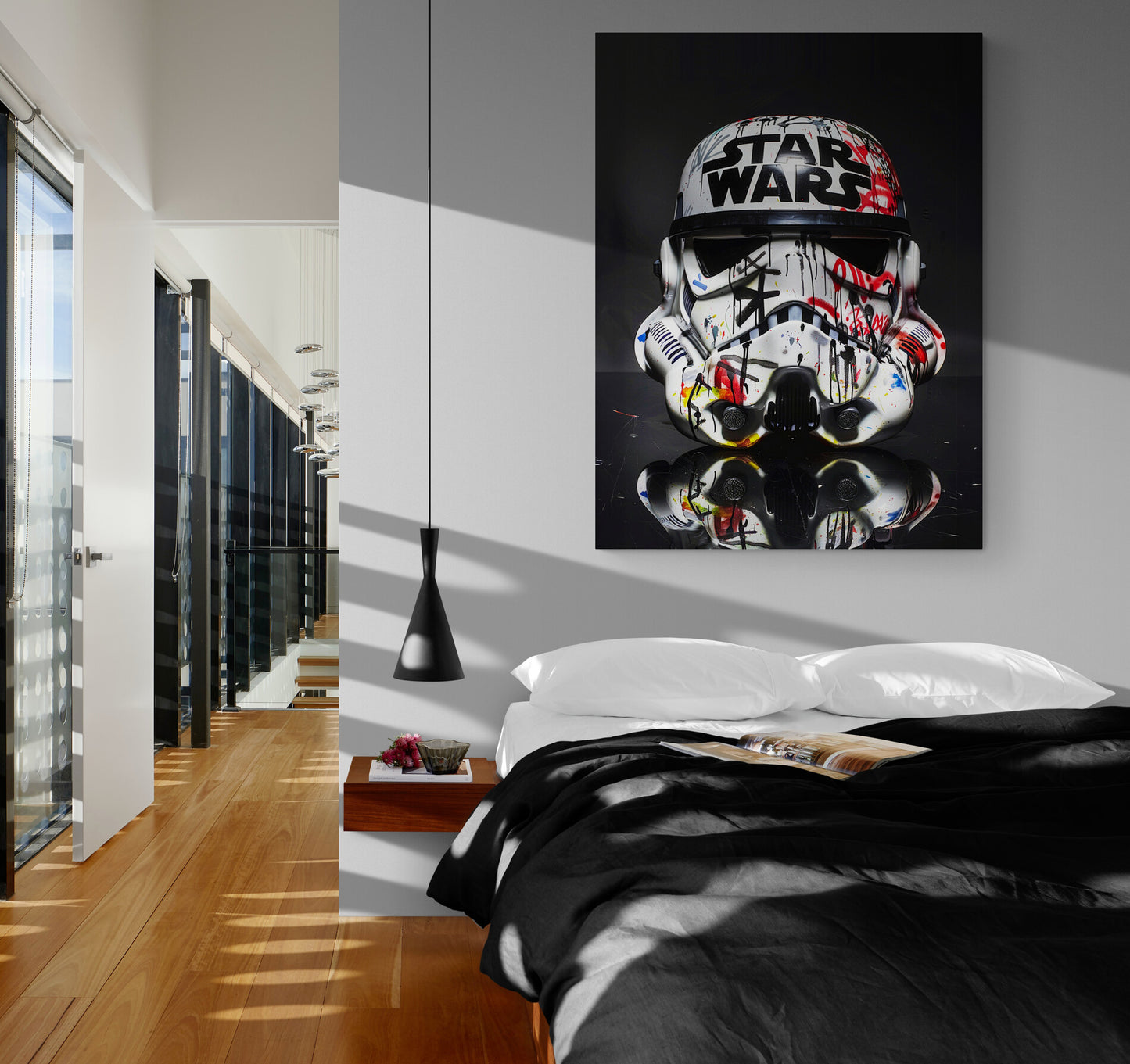 chambre lit double, draps noir, table de chevet murale, luminaire suspension, mur gris, couloir, poster noir star wars.