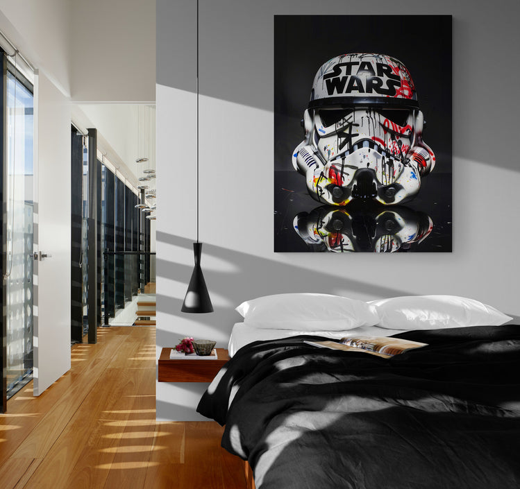 chambre lit double, draps noir, table de chevet murale, luminaire suspension, mur gris, couloir, poster noir star wars.