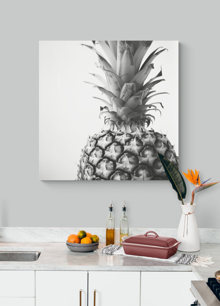cuisine, mur gris, plan de travail en marbre, fruits, plat bordeaux.