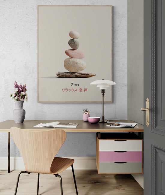 Tableau mural zen avec galets empilés et calligraphie japonaise, accroché au mur d’un bureau moderne avec fauteuil en bois, lampe design, bureau clair et tiroirs de rangement colorés, ambiance déco contemporain