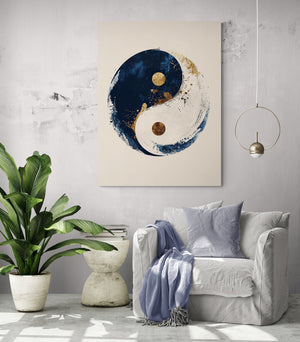Affiche artistique du yin yang bleu nuit et blanc texturé avec éclats dorés, posée au mur d’un salon minimaliste.