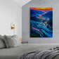 un tres grand tableau de paysage au couleur bleu, violet et vert  et accroché sur le mur d'une chambre,