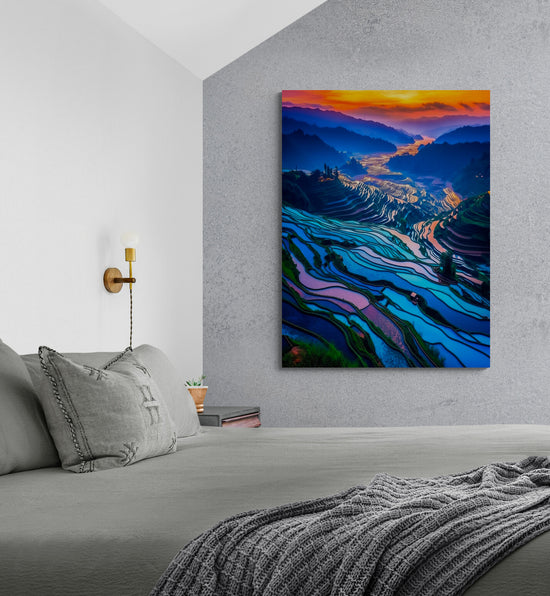 un tres grand tableau de paysage au couleur bleu, violet et vert  et accroché sur le mur d'une chambre,