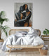 Chambre parentale, lit double, rotin, draps blanc, table de chevet en bois, grande plante verte, affiche abstraite couple.