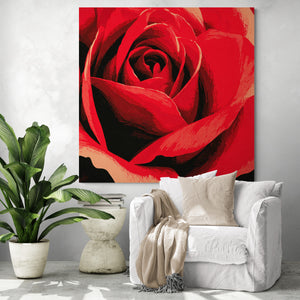 Grand tableau mural de rose rouge installé dans un salon moderne avec fauteuil blanc et plante verte, apportant une touche d’amour et de romantisme