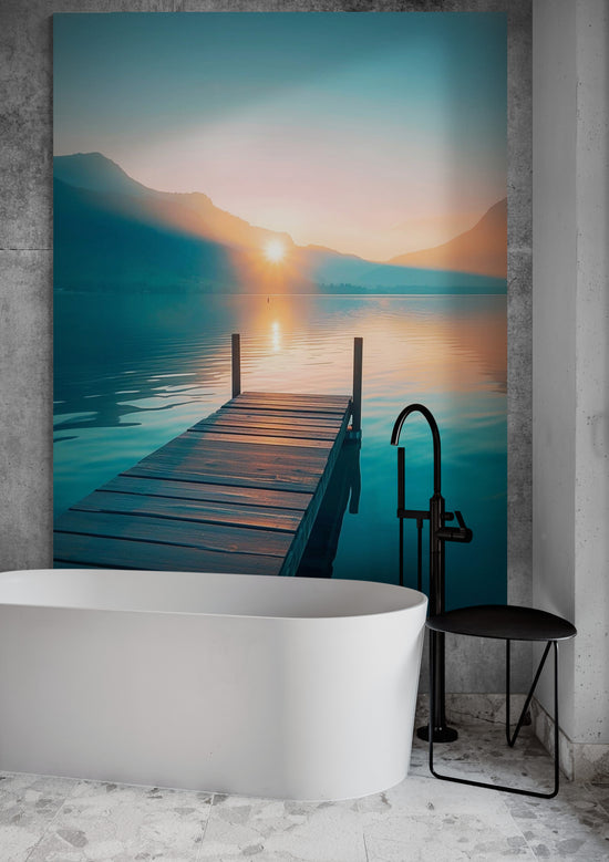 Une salle de bain moderne avec une grande toile représentant un paysage de lac tranquille au lever du soleil, créant une ambiance zen et apaisante.