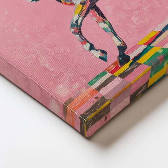 Détail d’un tableau cheval coloré sur toile rose, texture épaisse et finition artistique.