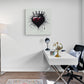 Un tableau avec une illustration cœur noir décore le mur d'un bureau design