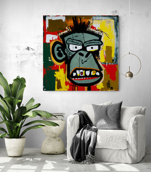 Coin détente lumineux avec fauteuil blanc et coussins gris, rehaussé d’un plaid texturé. Un tableau audacieux aux couleurs vives représentant un singe apporte du caractère à l’ensemble épuré et végétalisé.