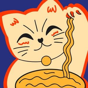 Une illustration en dessin à plat d'un chat Maneki-neko beige contour orange sur fond bleue. Il tient dans ça patte droite des nouilles chinoise. Le chat sourit