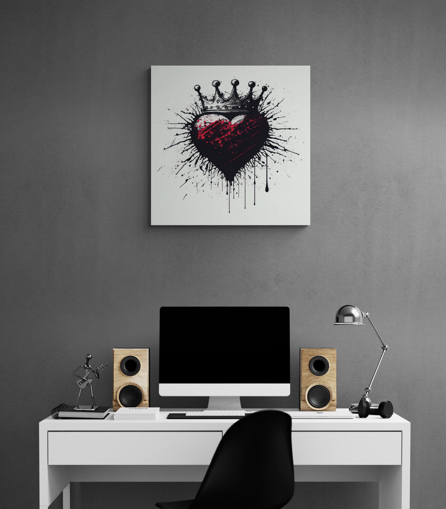 Un tableaud'un cœur rouge et encre noir est accroché au-dessus d'un bureau adolescent