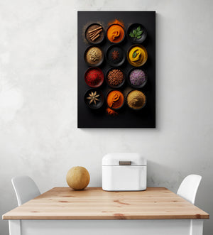 Tableau noir pour cuisine avec une photographie d'épices colorées est accroché sur un mur blanc au-dessus du coin repas.