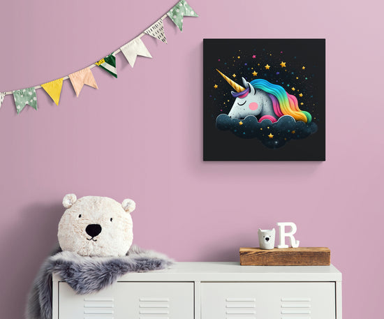 tableau déco chambre avec licorne endormie sur nuage étoiles arc-en-ciel