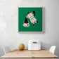 Un tableau pour cuisine vert accroché sur le mur blanc. Ce tableau cuisine est placé au-dessus d'une table en bois et deux chaises sont de chaque côté. Une boîte à pain en métal blanc et un melon sont sur la table